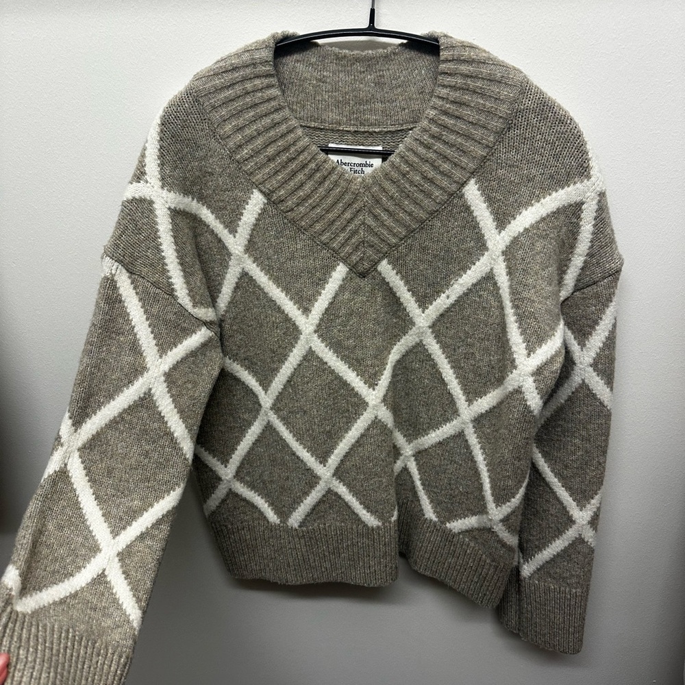 Abercrombie & Fitch Taupe and Cream Knit V-Neck Sweater